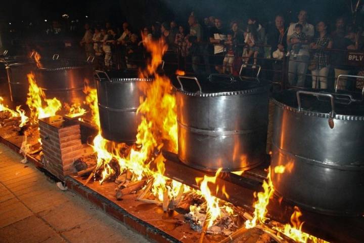 La gente de Puertollano asiste a ver las hogueras de los guisos de la festividad del Santo Voto.