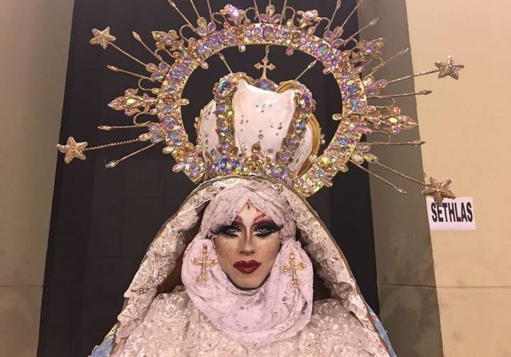 La drag 'Sethlas' se demora una hora y media en el maquillaje. Foto cedida