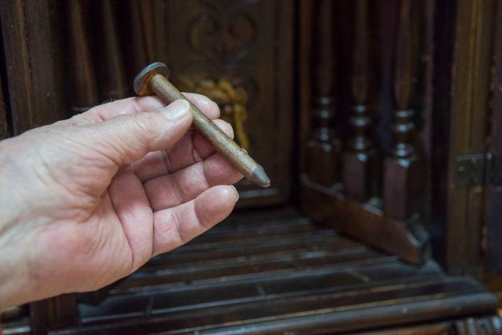 Un pasador para abrir cajones secretos del mueble.