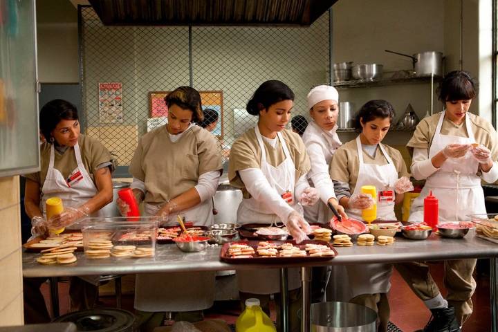 Las presas de la serie 'The Orange is the New Black' cocinando.