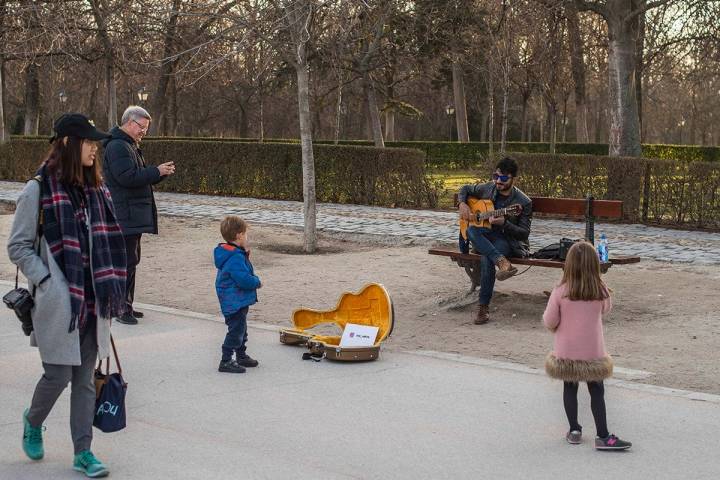 Viven de la generosidad, son artistas y piden respeto.