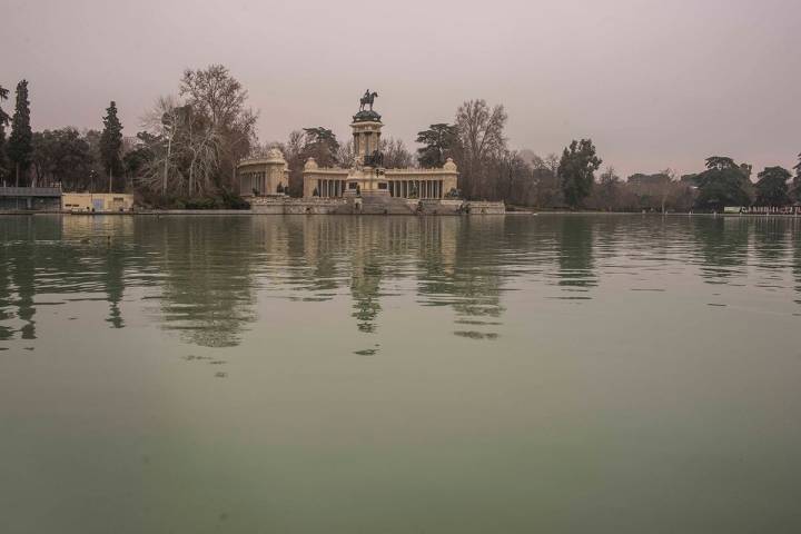 Da igual la luz que tenga el estanque del Retiro, siempre hay personas dispuestas a visitarlo.