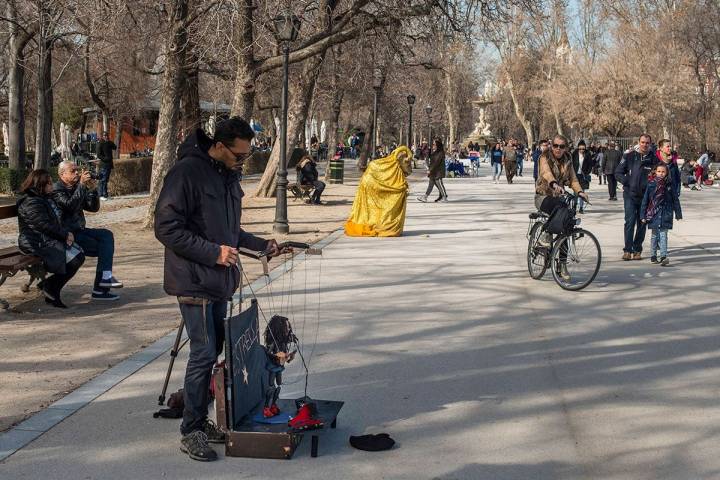 Camilo llegó al Retiro para vender pipas y encontró el camino de sus marionetas.