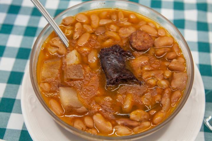 Vega de Pas. Cantabria. Restaurante Casa Frutos. Judías.