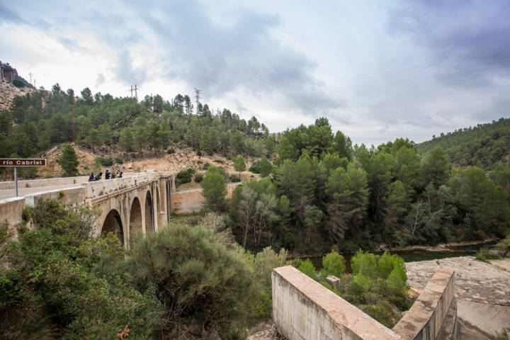 El puente que cruza el río Cabriel, buen lugar para avistar algún pájaro de la zona.