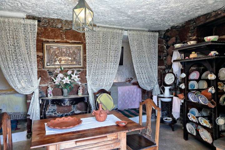 Así era la sala principal de una casa-cueva de los medianeros. Con su losa y su talla de agua.