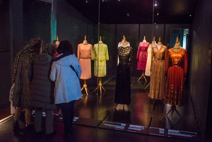 Trajes de Elsa Schiaparelli en el Museo de Gala. La modista y Dalí colaboraron tiempo.