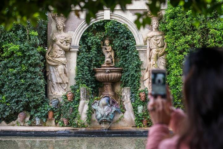 La fuente al final del jardín, rodeada por las cabezas de Wagner.