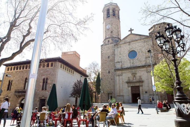 Terracitas en la plaza de Sarrià con la Parroquia de San Vicente de fondo.