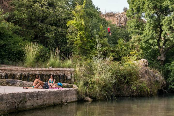 Baño refrescante en Les Deus de Sant Quintí de Mediona, donde niños y adultos también pueden practicar deportes de aventura.