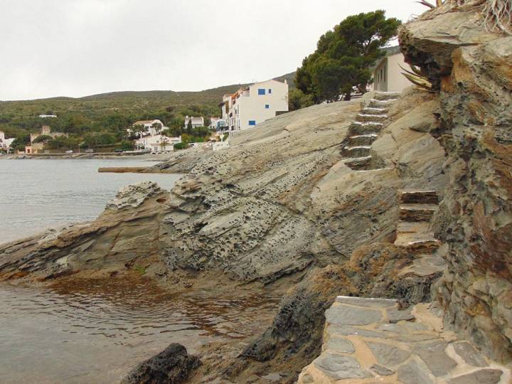 Una de las playas de Cadaqués más visitada por los turistas.