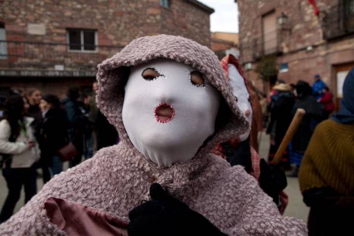 En el disfraz de las mascaritas, el rostro va tapado por un trapo blanco con agujeros que solamente dejan ver boca y ojos.