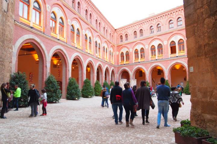 Visitando el patio restaurado del interior del castillo. Foto: Ismael Marinero.