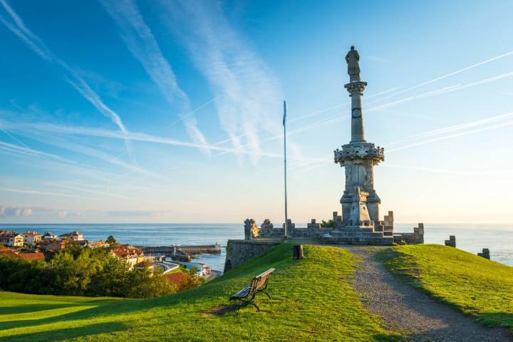 Monumento al Marqués de Comillas, junto a la costa.