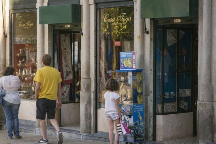 Desde la fachada hasta los dependientes se han quedado congelados en el tiempo.