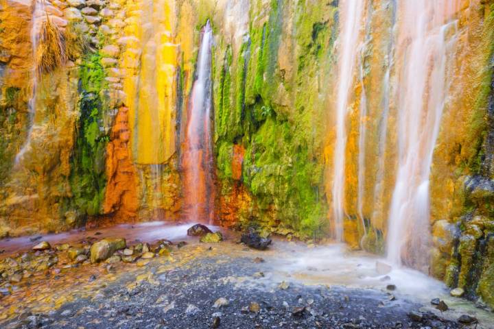 Una cascada que parece un arcoíris. Foto: shutterstock.