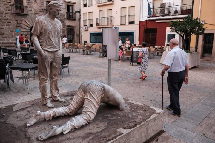 La obra de arte 'Escena 3' en la Plaza de Ansano, convive con palacios de siglos pasados.