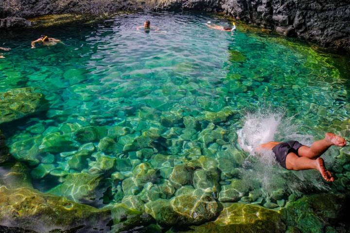 Chapuzón en las aguas imposibles del Charco Azul de la isla de El Hierro