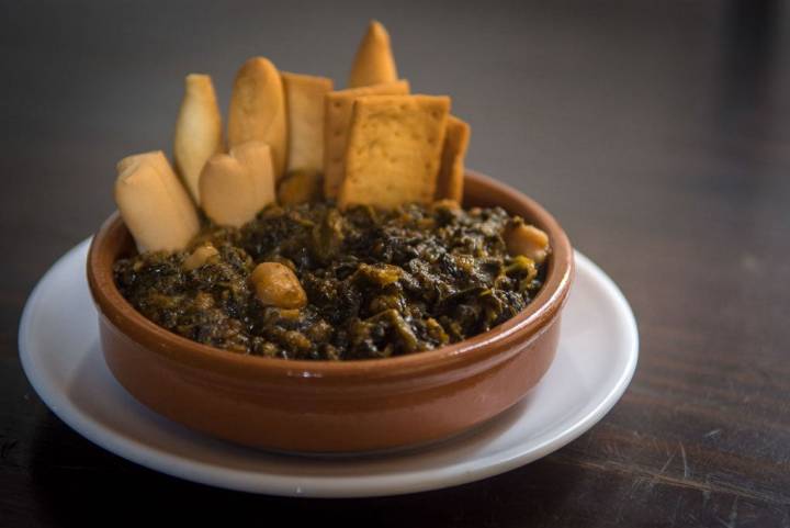 'El Tenderete' es un clásico de la zona que sirve platos tan apetitosos como estos garbanzos con espinacas.