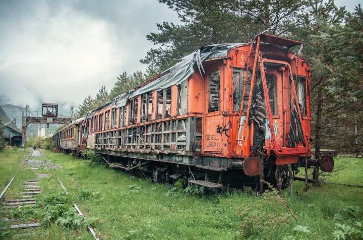 La historia de esta estación puede intuirse en estos vagones abandonados.