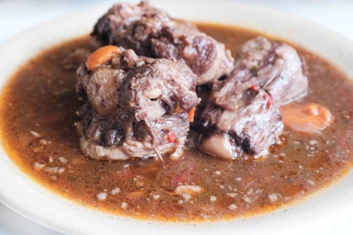 El restaurante llega a servir hasta 80 kilos de rabo de toro al mes.