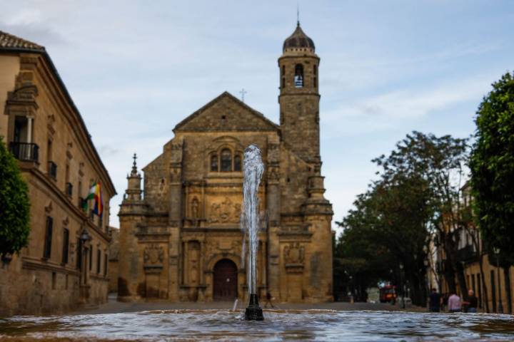 Vista de la Plaza Vázquez De Molina con la Sacra Capilla del Salvador al fondo, en la ciudad de Úbeda.