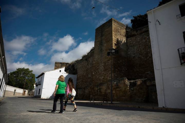 Aún quedan vestigios de la muralla entre las casas.