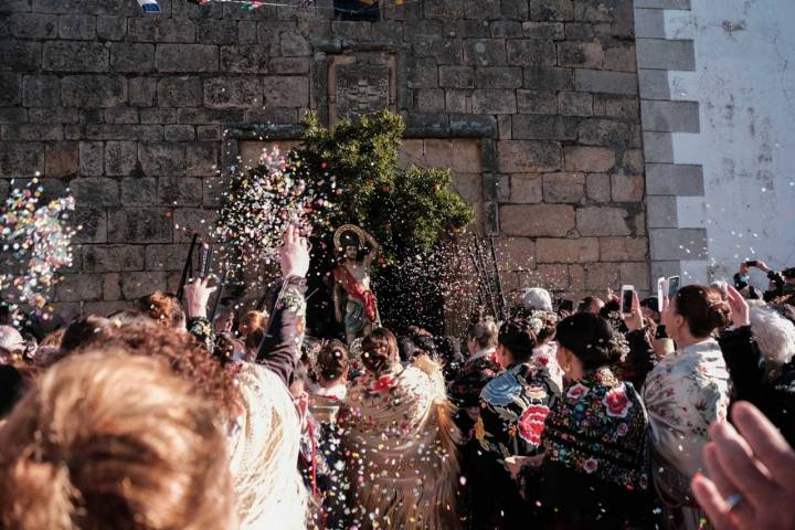 Tras la loa, el momento más emotivo, San Sebastián vuelve a la iglesia entro vítores.