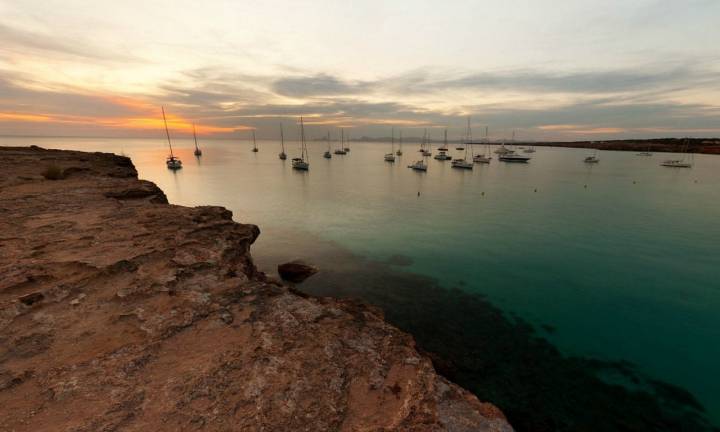 Un brindis desde aquí, cala Saona. Foto: shutterstock.