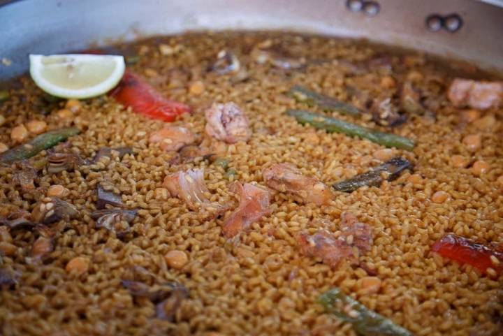 Paella de arroz con conejo (del Barranco), una botella de vino y una buena siesta. La fórmula levantina de la eterna juventud.