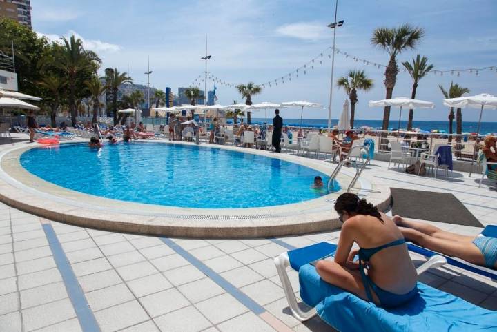 Gente disfrutando en la piscina.