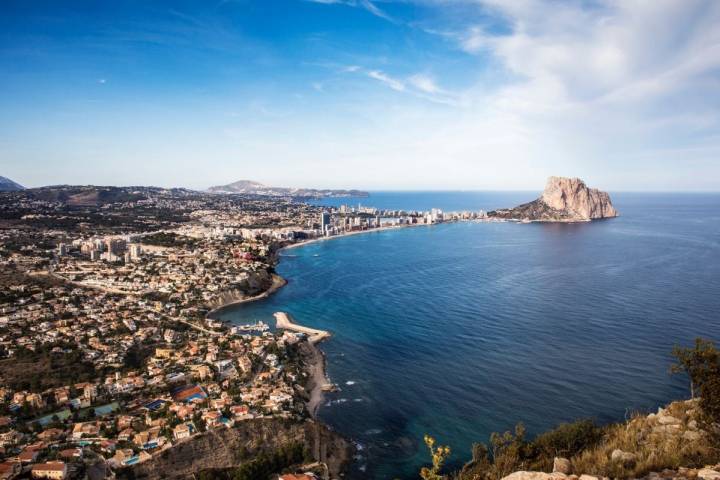 Vistas de Calpe y del Peñón de Ifach desde el mirador de Morro de Toix, en Alicante.