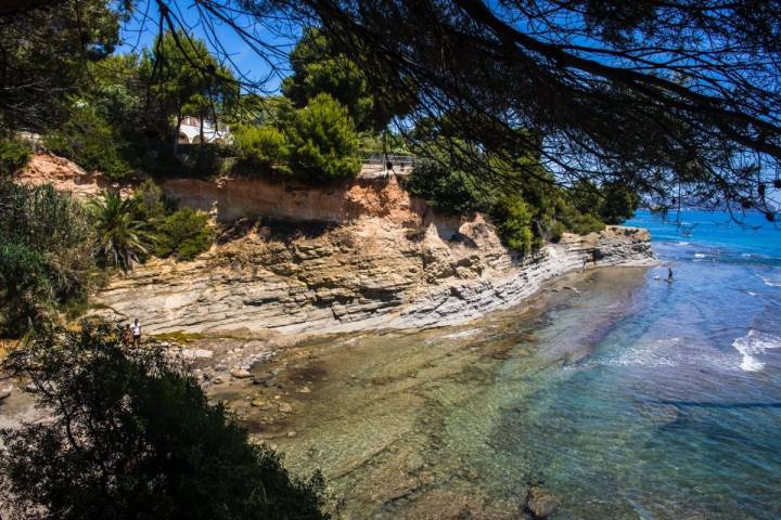 Vistas de la cala Mallorquín desde arriba, con la vegetación colindante, en Calpe, Alicante.