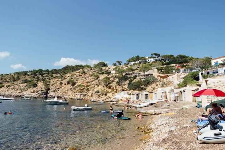 Un paseo entre diminutas calas que te hacen sentir como un auténtico Robinson Crusoe.