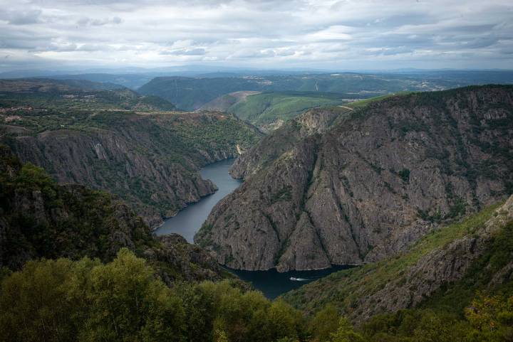 Vista del río Sil desde el Mirador de Cabezoás, donde se aprecia un catamarán en el agua.