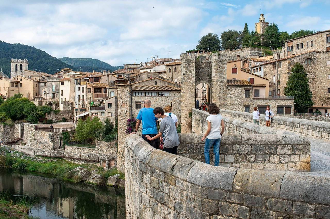 Cruzar el puente de Besalú, un billete a la Edad Media