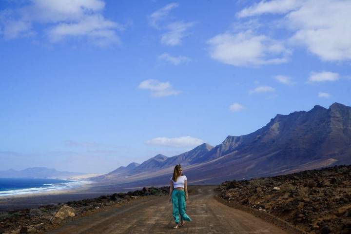 chica en carretera