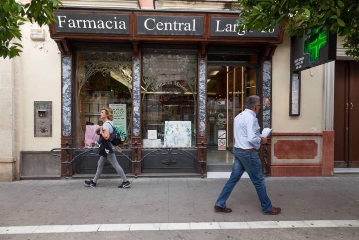 El escaparate de la farmacia ya anuncia el museo que esconde dentro. Foto: Alberto Criado.