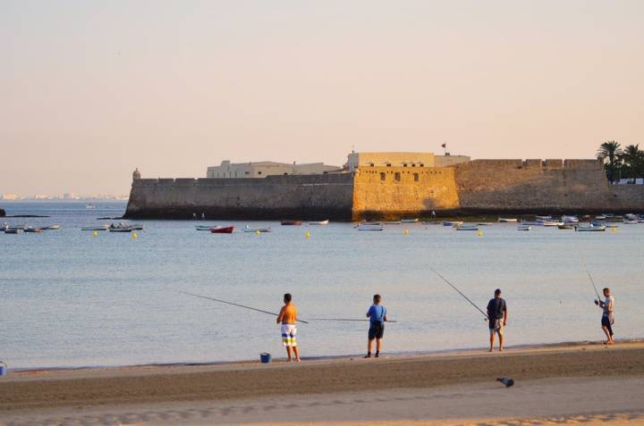 Pescadores en La Caleta. Foto: David Ibáñez Montánez / Patronato de Turismo de Cádiz.