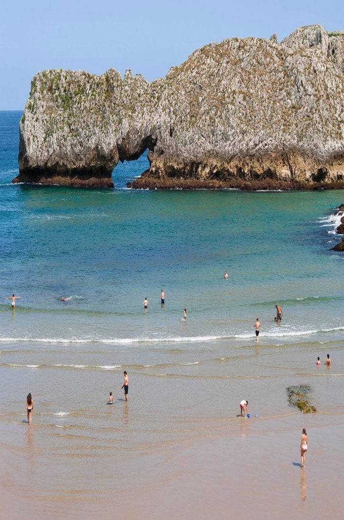 Esta playa también es conocida como Playa de Barnejo o playa de Prellezo. Foto: Gabri Solera / Flickr.