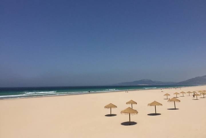 En la imagen no lo parece, pero Los Lances es la playa más vinculada a la ciudad. Foto: Maite Bernal.