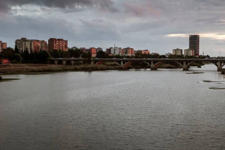 El puente Universidad, uno de los cinco que conectan los barrios pacenses.