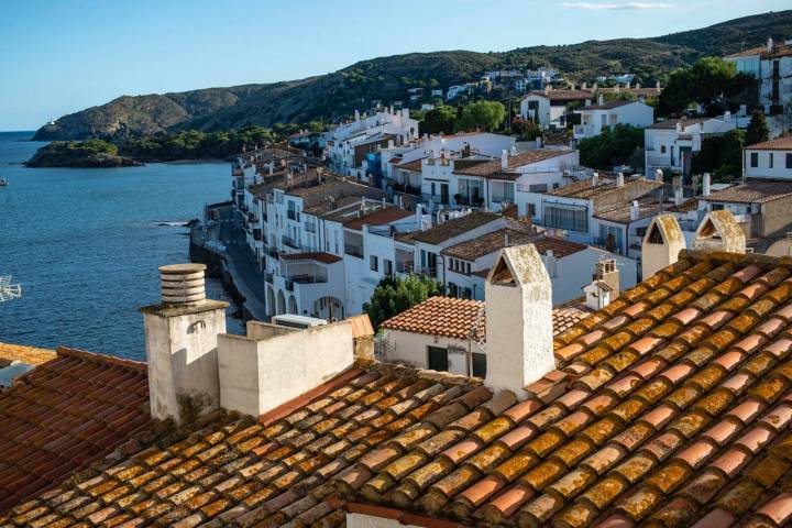 Cadaqués: techos de las casas de pescadores rediseñadas en los años 60