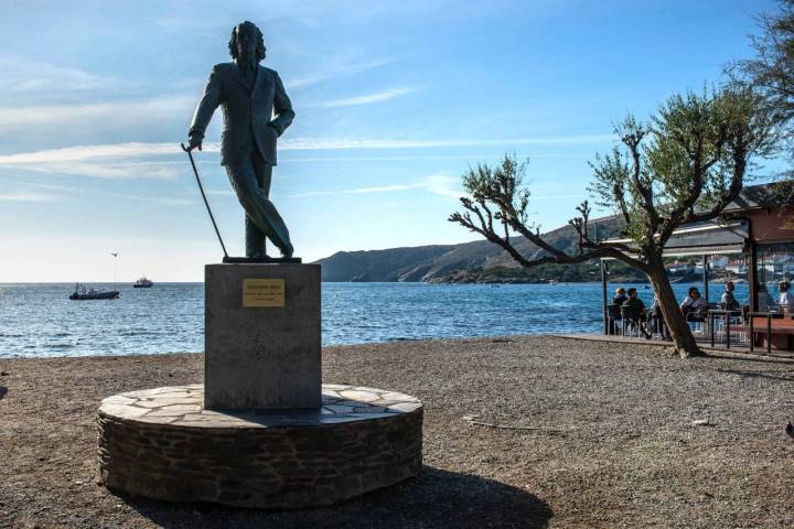 Cadaqués: estatua de Salvador Dalí en el Paseo Marítimo