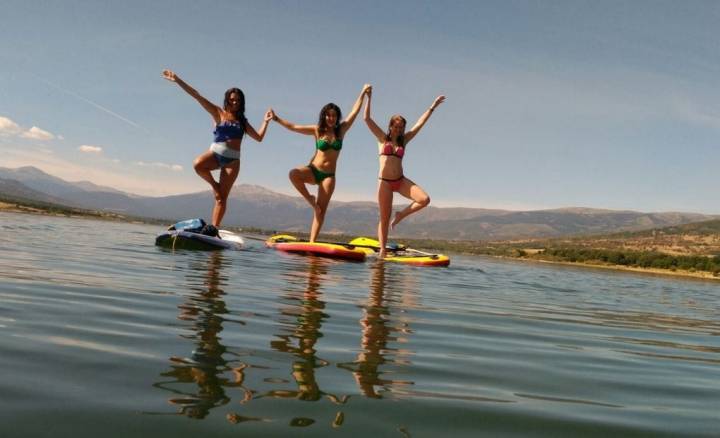 Las tres amigas hacen sup en el pantano del Valle de Lozoya.