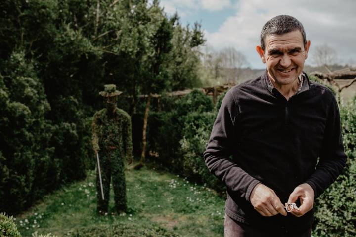 Manolo junto a la figura del presidente de la Fundación Medinaceli, propietarios del pazo.