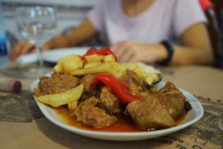 En 'Casa Generosa' de segundos suele haber guiso de ternera o de cordero.