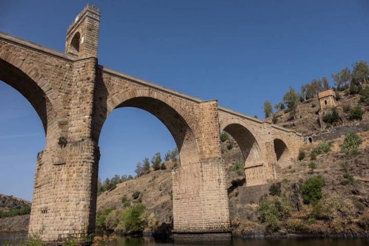 El puente romano impresiona incluso más desde abajo.