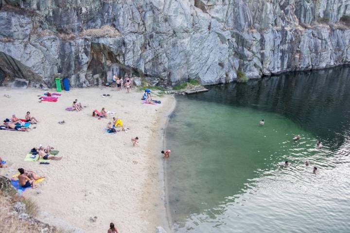 La Cantera se ha convertido en la playa de los lugareños