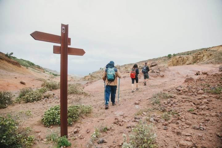 Un grupo de caminantes por el parque rural de Teno, en Tenerife.